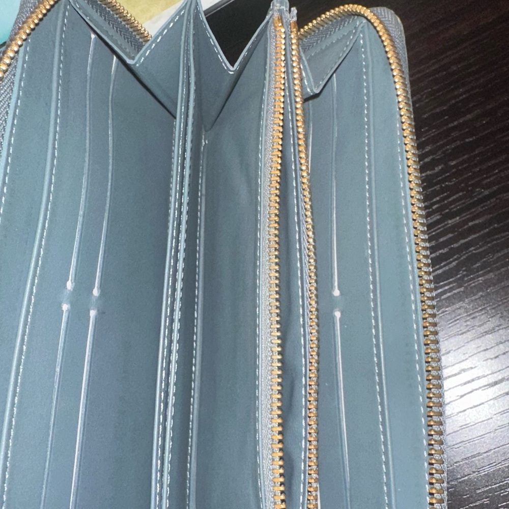 Louis Vuitton wallet . - Picture 7 of 12